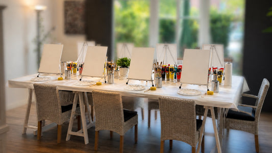 Workshoptisch mit Staffelei und Leinwänden fertig vorbereitet im Atelier