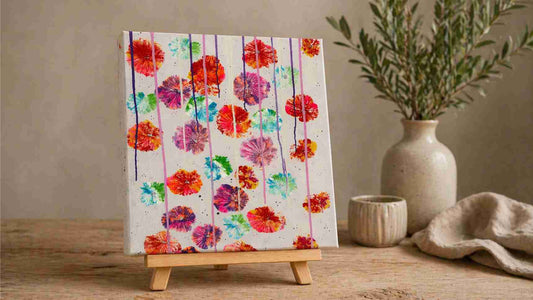Kunstwerk abstrakte Blumen mit kunstvollen Farbläufern auf Staffelei
