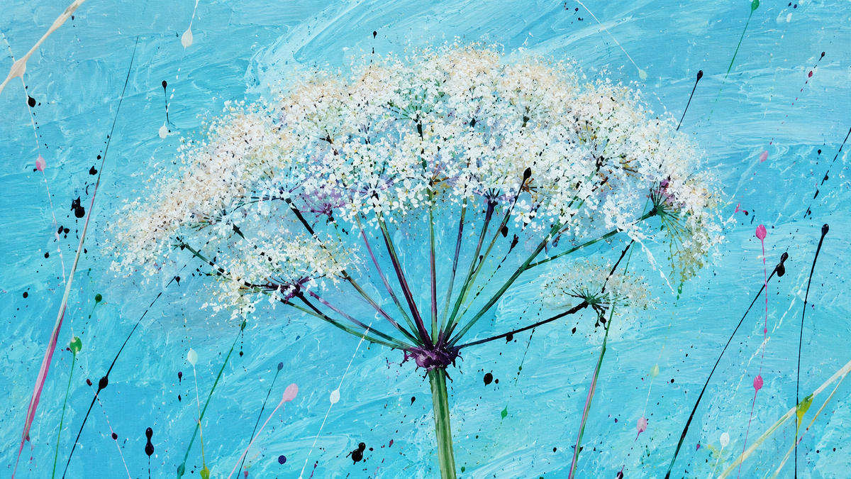 Ausschnitt einzelne Blüte von Leinwand mit blauem Hintergrund