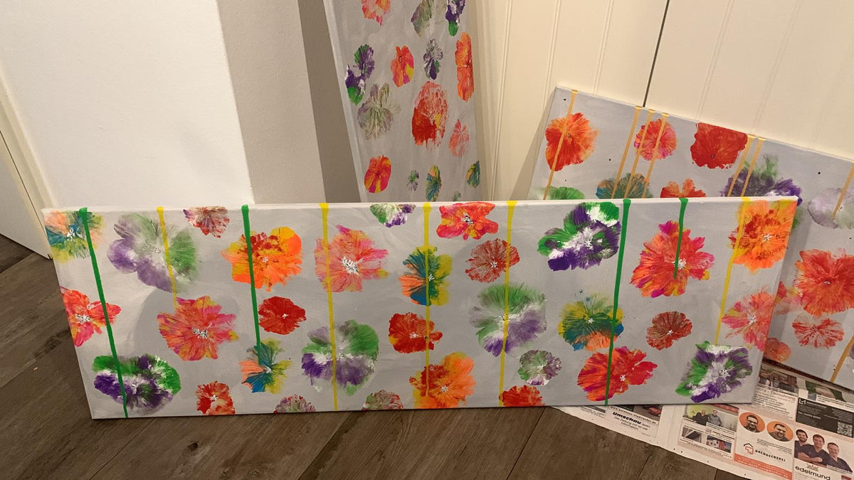 Fertige Leinwände aus Workshop abstrakte Blumen stehen zum trocknen