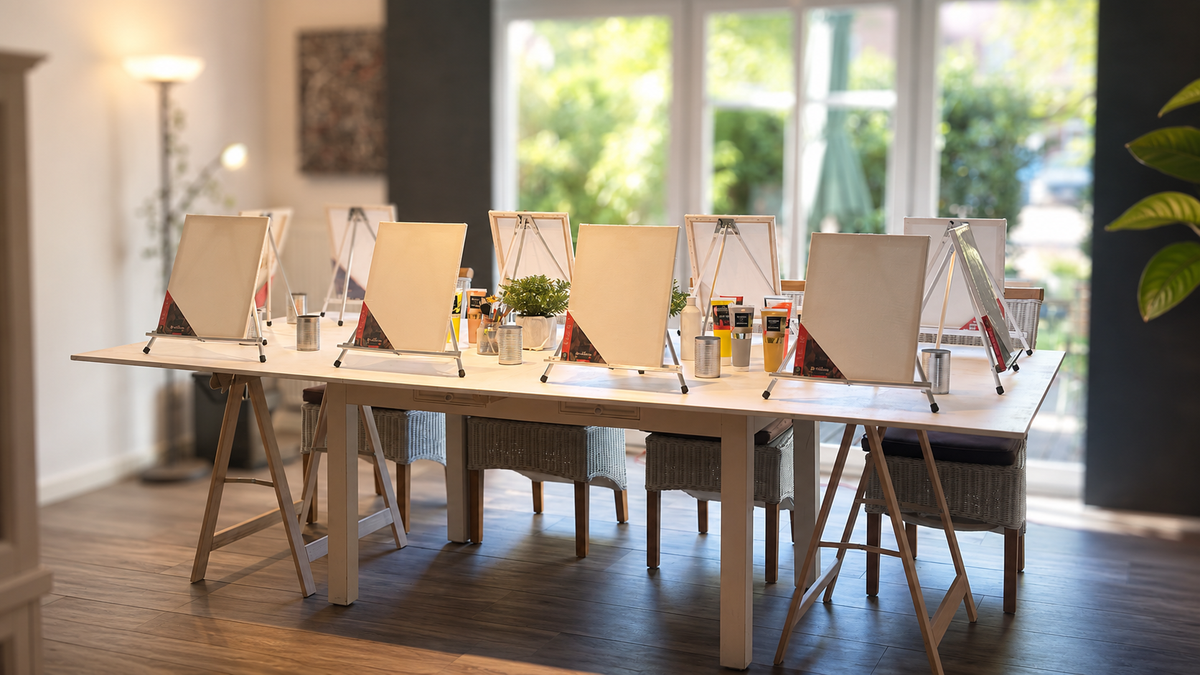 vorbereiteter Tisch für Workshop im Atelier