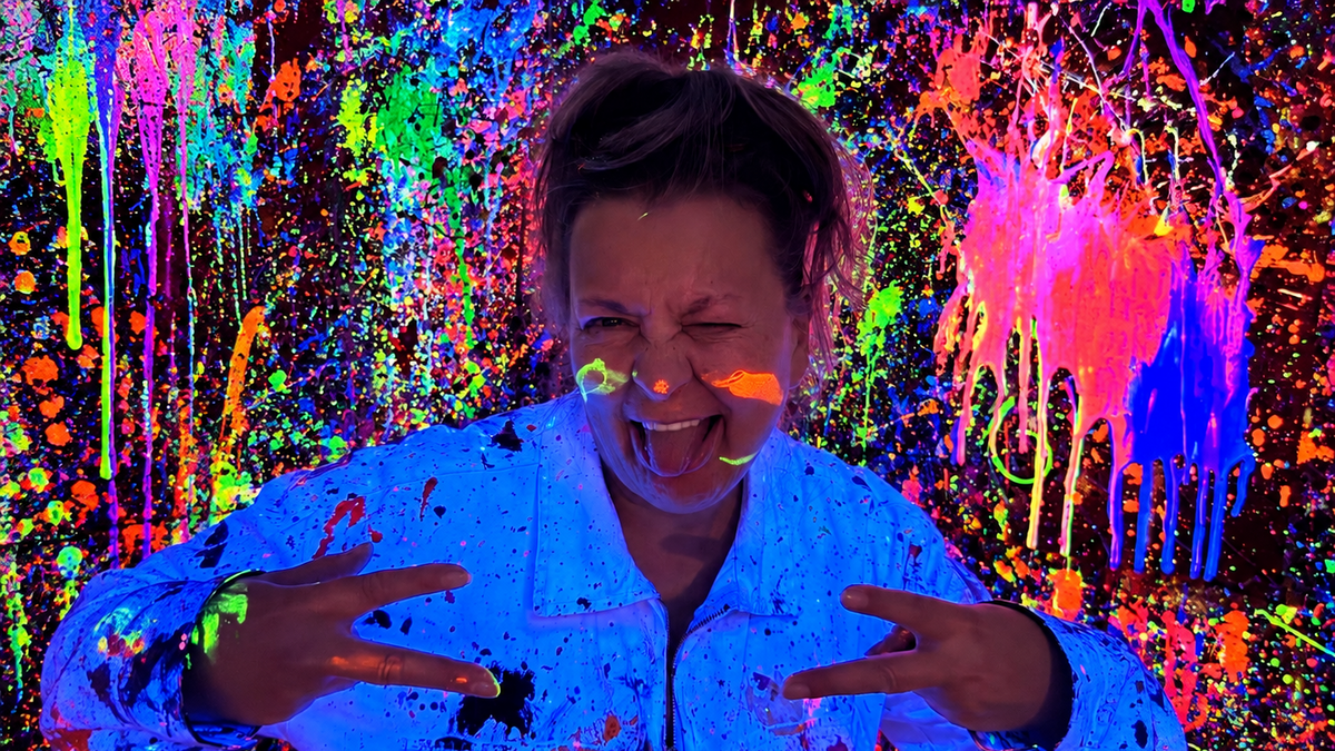 Frau vor Neonwand