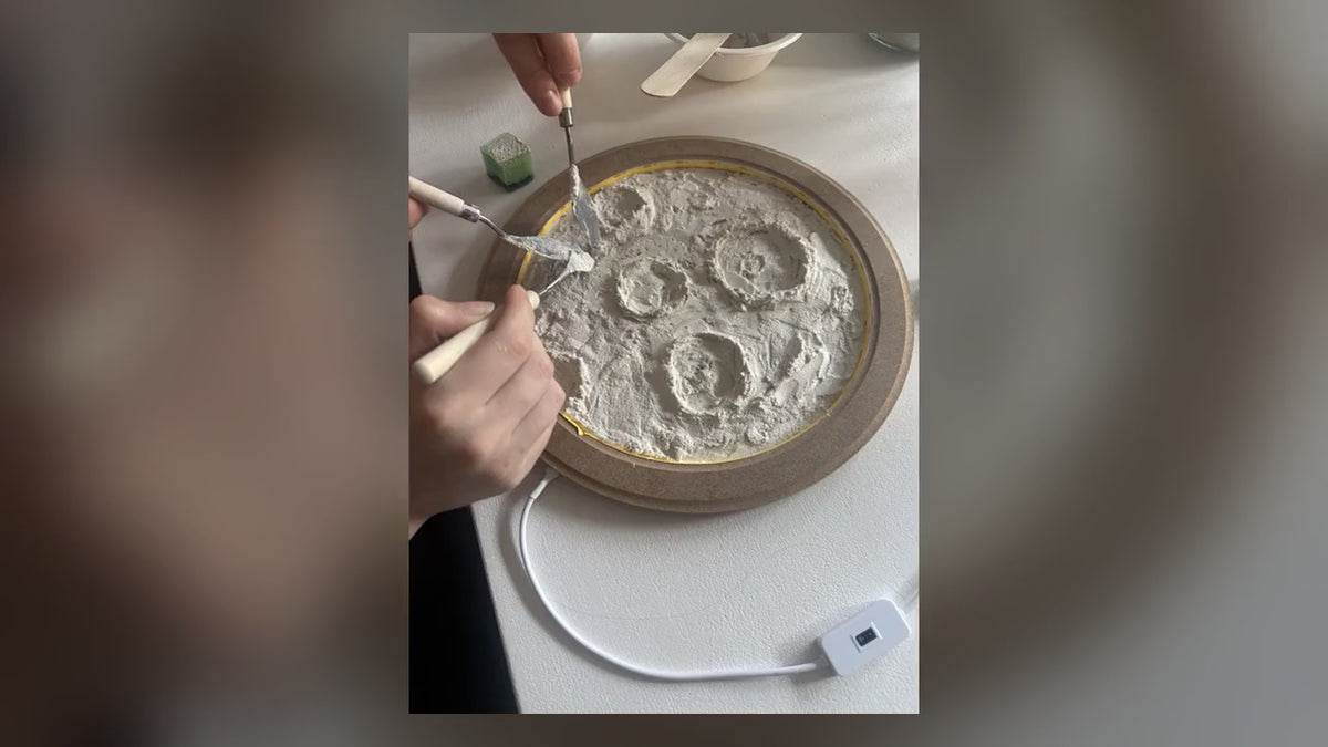 Teilnehmer gestalten im Mondlampen-Workshop der Einzigmacherei leuchtende Mondlampen mit Strukturpaste und LED-Licht in Norderstedt.